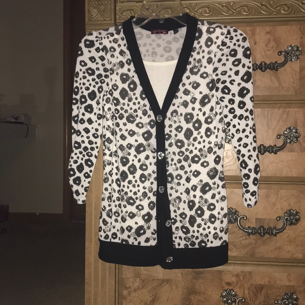 Black and white button top